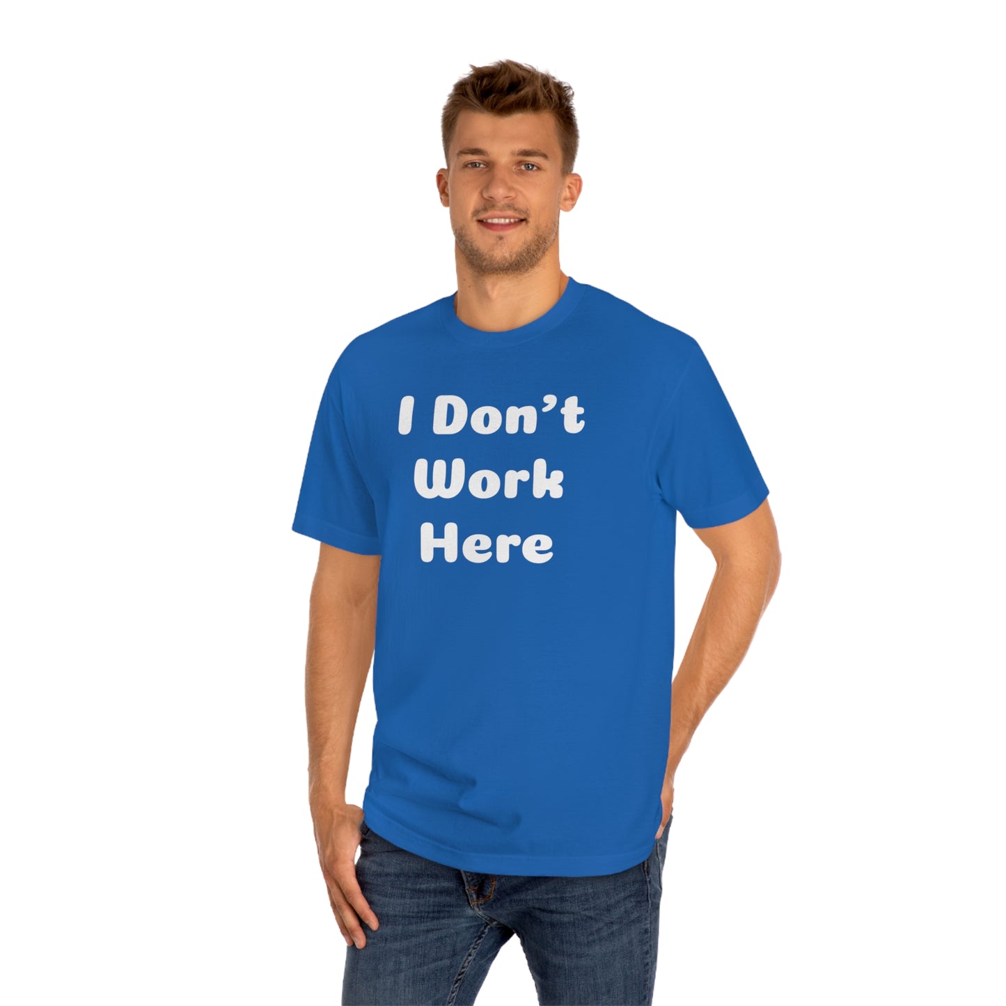 I Don't Work Here T-shirt Funny