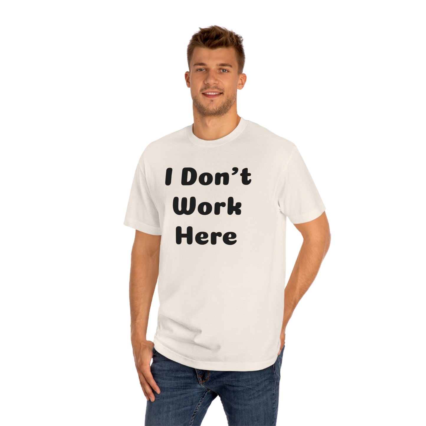 I Don't Work Here T-shirt Funny