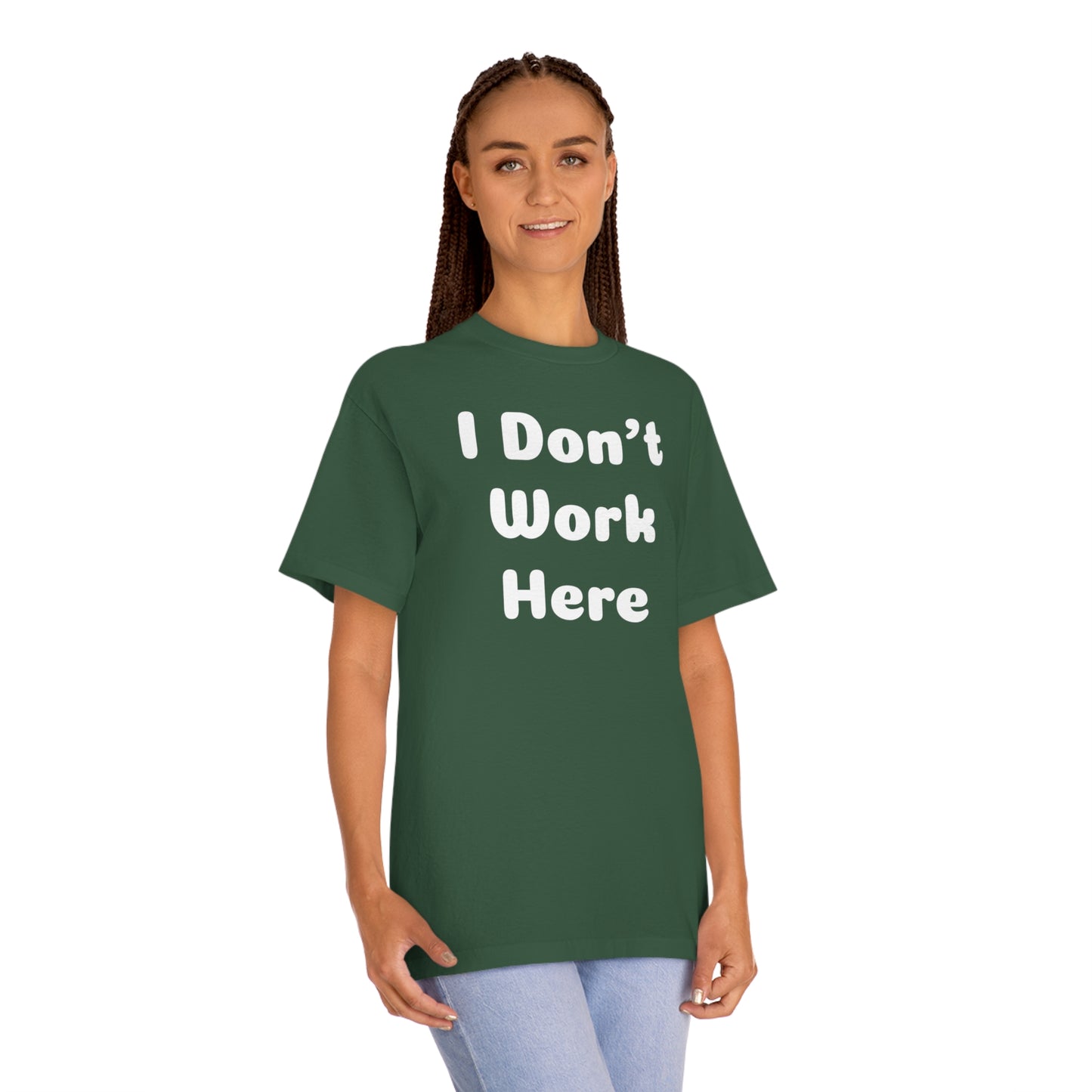 I Don't Work Here T-shirt Funny